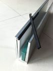 Uso de cristal Frameless de la barandilla del canal de aluminio en forma de &quot;U&quot; con la superficie pintada